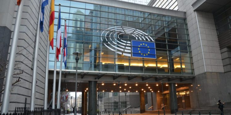 Decizie a la Bruxelles: Cuvintele „mamă” și „tată” vor fi interzise!