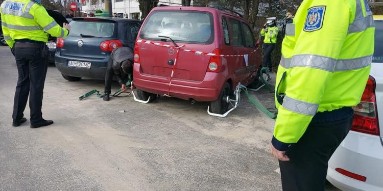 Opel ridicat de polițiștii locali de pe Calea Drăgășani