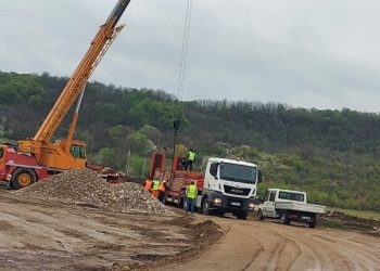 AU FOST ADUSE PRIMELE UTILAJE CARE VOR LUCRA LA TRONSONUL DE AUTOSTRADĂ PITEȘTI-CURTEA DE ARGEȘ