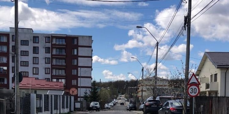 Limitator de viteză pe strada Episcop Grigorie Leu, nr. 61