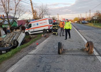 Accident grav! Mașină răsturnată!