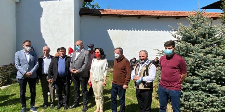 IZVORUL TĂMĂDUIRII: Simona Bucura Oprescu, prezentă la slujba de la Mănăstirea Glavacioc