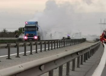 Cisternă cu motorină, cuprinsă de flăcări