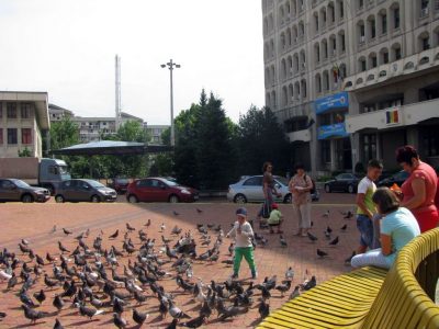 De luni, nu se mai parchează mașini pe zona pietonală din Piața Milea!