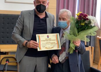Piteștean centenar, premiat de către primarul Cristian Gentea