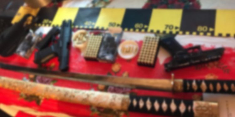 Pistol neletal, supus autorizării, ridicat de polițiști