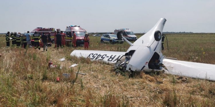 Un avion de mici dimensiuni s-a prăbușit lângă București: Două persoane au fost rănite