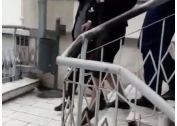 Reținuți de polițiști după ce au agresat un consătean și au distrus o autoutilitară