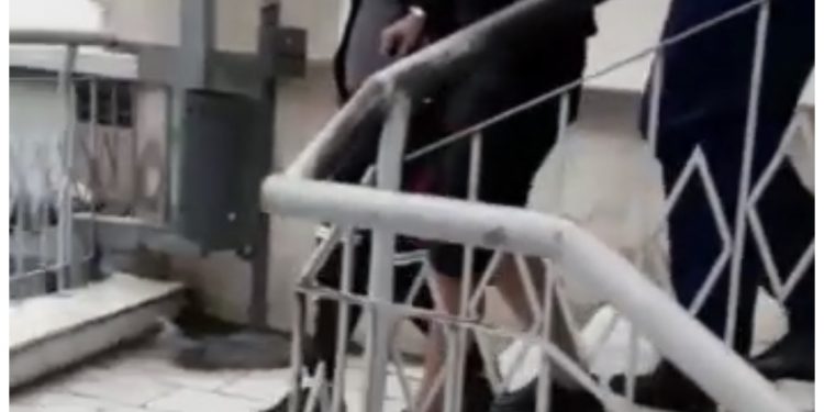 Reținuți de polițiști după ce au agresat un consătean și au distrus o autoutilitară