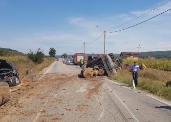 Accident la Țițești. O femeie a scăpat cu viață „la mustață”!