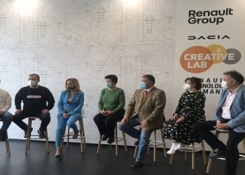 Elevi din Argeș în competiția de robotică, Nextlab, susținută de Dacia