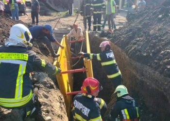 O persoană, prinsă sub un mal de pământ la Mioveni