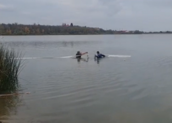 VIDEO/ Un bărbat din Argeș a plonjat cu maşina într-un lac din localitatea Stolnici. A reuşit să autoevacueze la timp