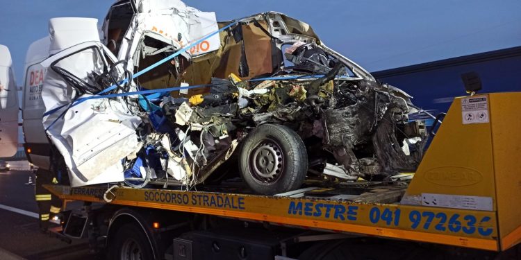 Fiica unui fost primar din Argeş a MURIT în urma unui grav accident rutier petrecut în Italia