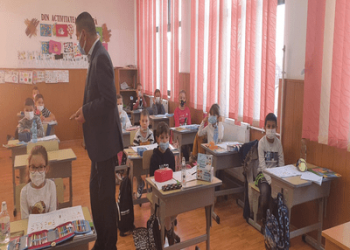Elevii clasei pregătitoare din Bradu au primit ghiozdane