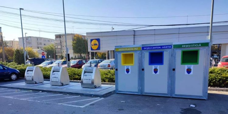Primăria continuă instalarea insulelor destinate deșeurilor reciclabile în Prundu