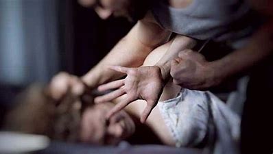 Tânăr reținut de polițiști după ce și-a sechestrat și bătut iubita minoră