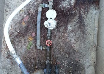 Furt de apă masiv identificat de reprezentanţii S.C. Apă Canal 2000 S.A. pe străzile Baloteşti şi Lăbuşeşti