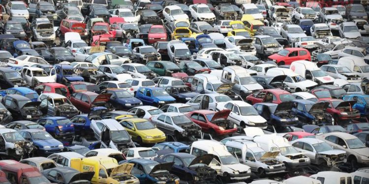 Proprietarii de maşini mai vechi de 15 ani ar putea primi bani de la stat