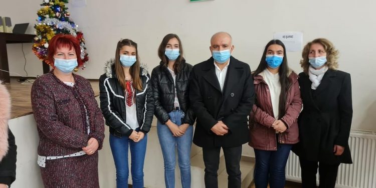 Judecătorul Ion Rebeca, în mijlocul copiilor din Izvoru