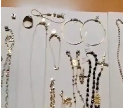 Doi bărbați au fost depistați în flagrant delict de polițiști, în timp ce efectuau o tranzacție cu bijuterii din aur