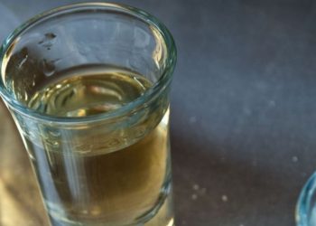 Șase elevi din Câmpulung, amendați pentru că au băut alcool la școală