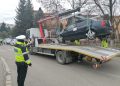 Două mașini abandonate, ridicate de Poliția Locală