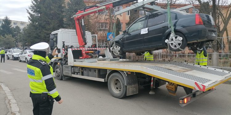 Două mașini abandonate, ridicate de Poliția Locală