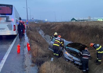 Coliziune între un autocar și un autoturism,pe drumul care duce spre uzina Dacia