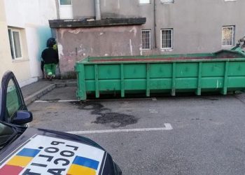 Amendați după ce au aruncat PET-uri și sticle de la bere de la balcon