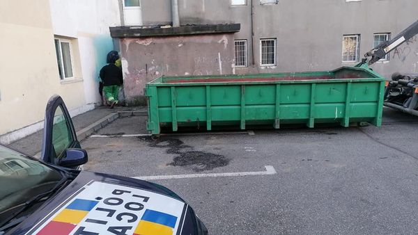 Amendați după ce au aruncat PET-uri și sticle de la bere de la balcon