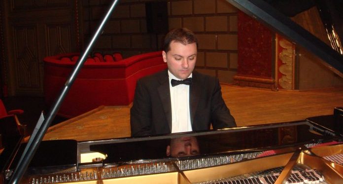 Pianistul Răzvan Dragnea revine la Filarmonica Pitești