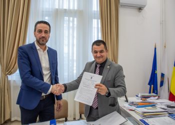 City-managerul Piteștiului i-a înmânat vicepreședintelui CJ autorizația de construire pentru Reabilitarea Palatului Administrativ