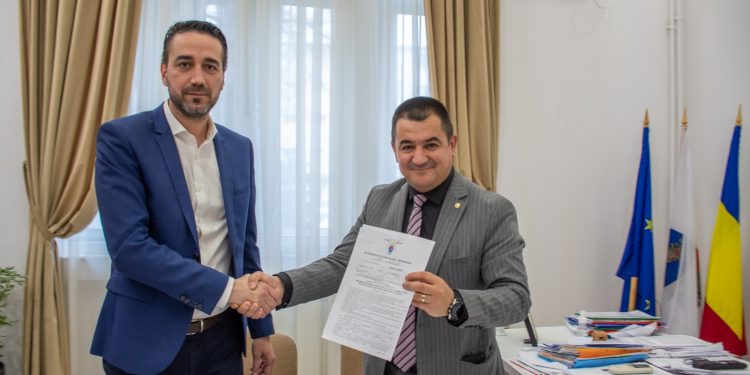 City-managerul Piteștiului i-a înmânat vicepreședintelui CJ autorizația de construire pentru Reabilitarea Palatului Administrativ