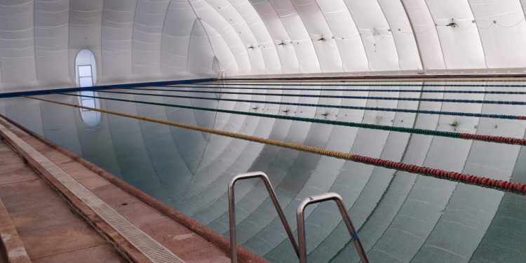 Balonul care acoperă ștrandul de lângă Bazinul Olimpic a fost montat