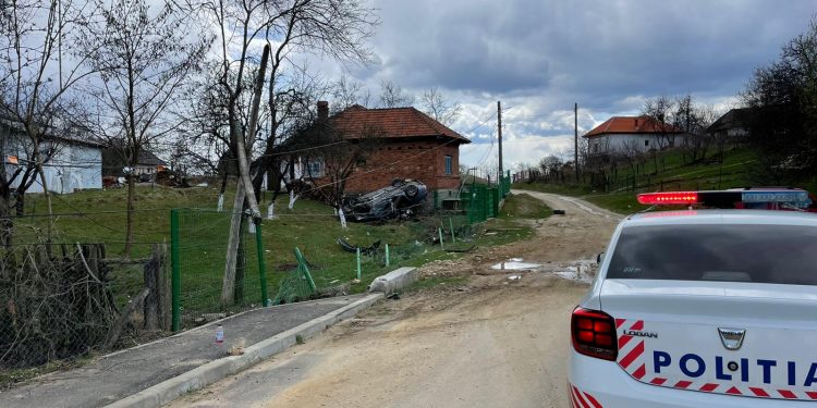 Mașină răsturnată la Câmpulung!