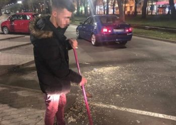 A scăpat de amendă doar pentru că a dat cu mătura