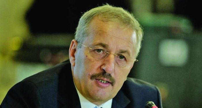 Vasile Dîncu anunţă că statul vrea să recruteze în Armată 10.000 de români