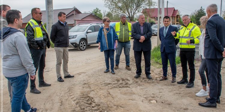 Au început lucrările de asfaltare pe DJ 704C Cătanele – Baraj Călinești, în satul Cătanele din comuna Căteasca