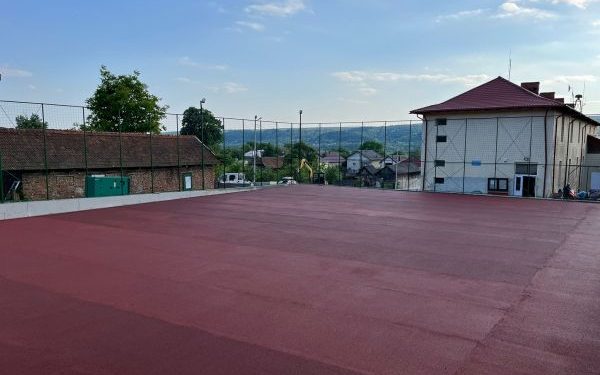 Terenul de sport din comuna Dârmănești a fost finalizat