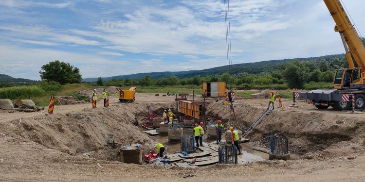 Mioveni: Teste de rezistență la podul aflat în construcție la Racovița