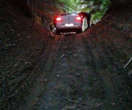 Sprijin pentru o familie de ucraineni care a rămas blocată cu maşina pe un drum forestier