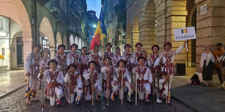 VIDEO/ Succes răsunător al Argeşului pe scena Festivalului de Folclor de la Treviso, Italia 