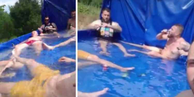 Zece bărbați au transformat un camion într-o piscină şi s-au plimbat în comuna Bogaţi