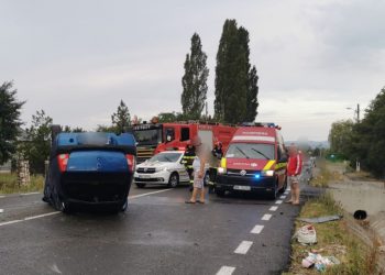 Mașină răsturnată la Valea Mare Pravăț