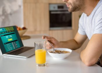 Pariuri live sau pariuri pre-meci: Care sunt mai avantajoase?