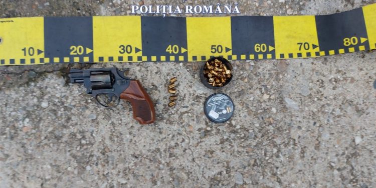 Polițiștii au ridicat din casa unui tânăr o armă și 37 de cartușe
