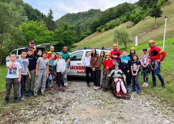 Salvamontistul Cristian Toma, în mijlocul copiilor din tabăra organizată de Asociația TOURMONT Câmpulung în Cheile Dâmbovicioarei