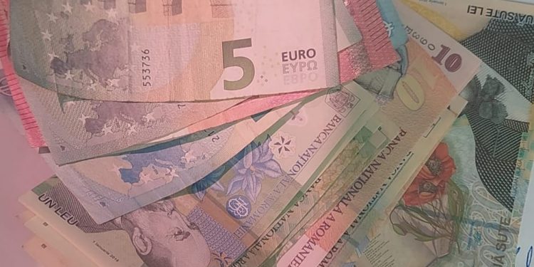 Borsetă cu bani, găsită pe o mașină parcată la Muntenia