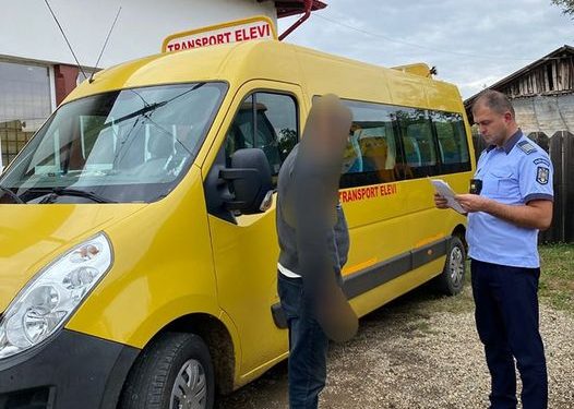 Un șofer sub influența alcoolului fost prins în timp ce conducea un microbuz școlar